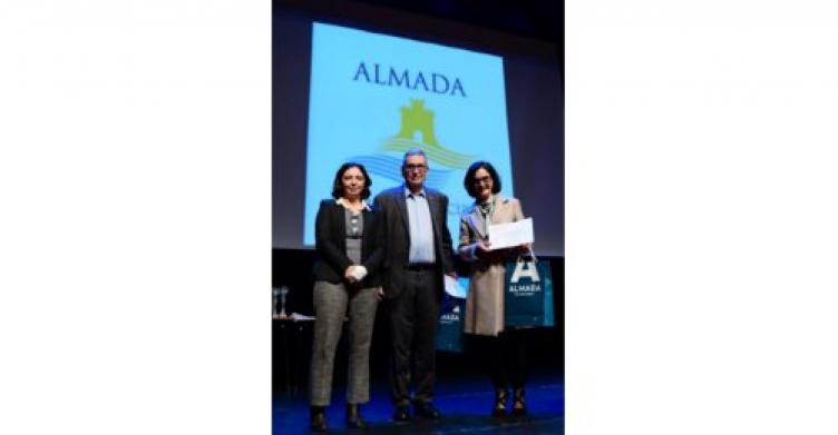 Professor Rodrigo Martins e Professora Elvira Fortunato receberam Menção Honrosa